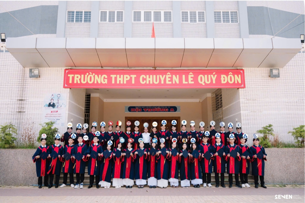 Tập thể 12 Toán 1 THPT Chuyên Lê Quý Đôn